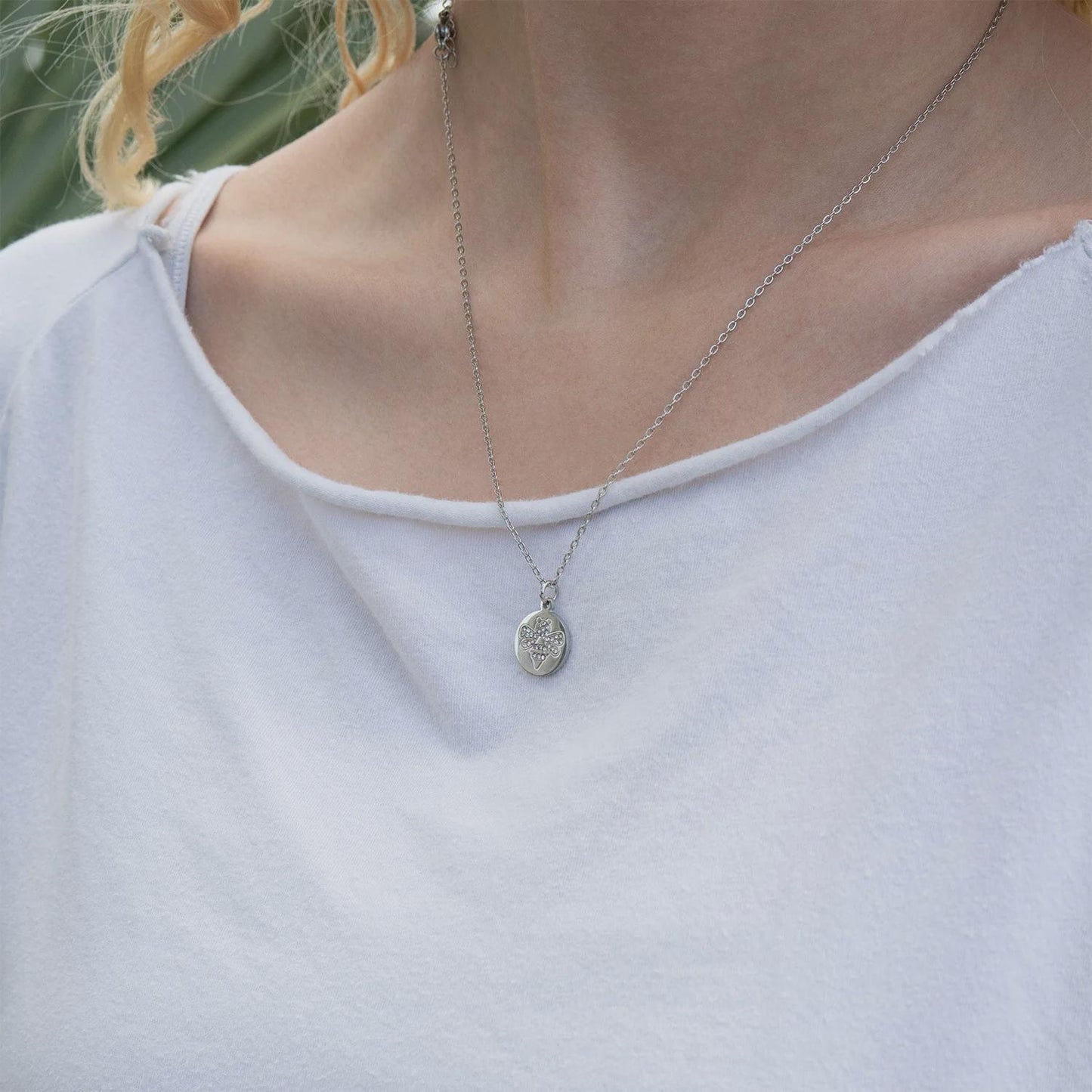 Bee Pendant Necklace Gold
